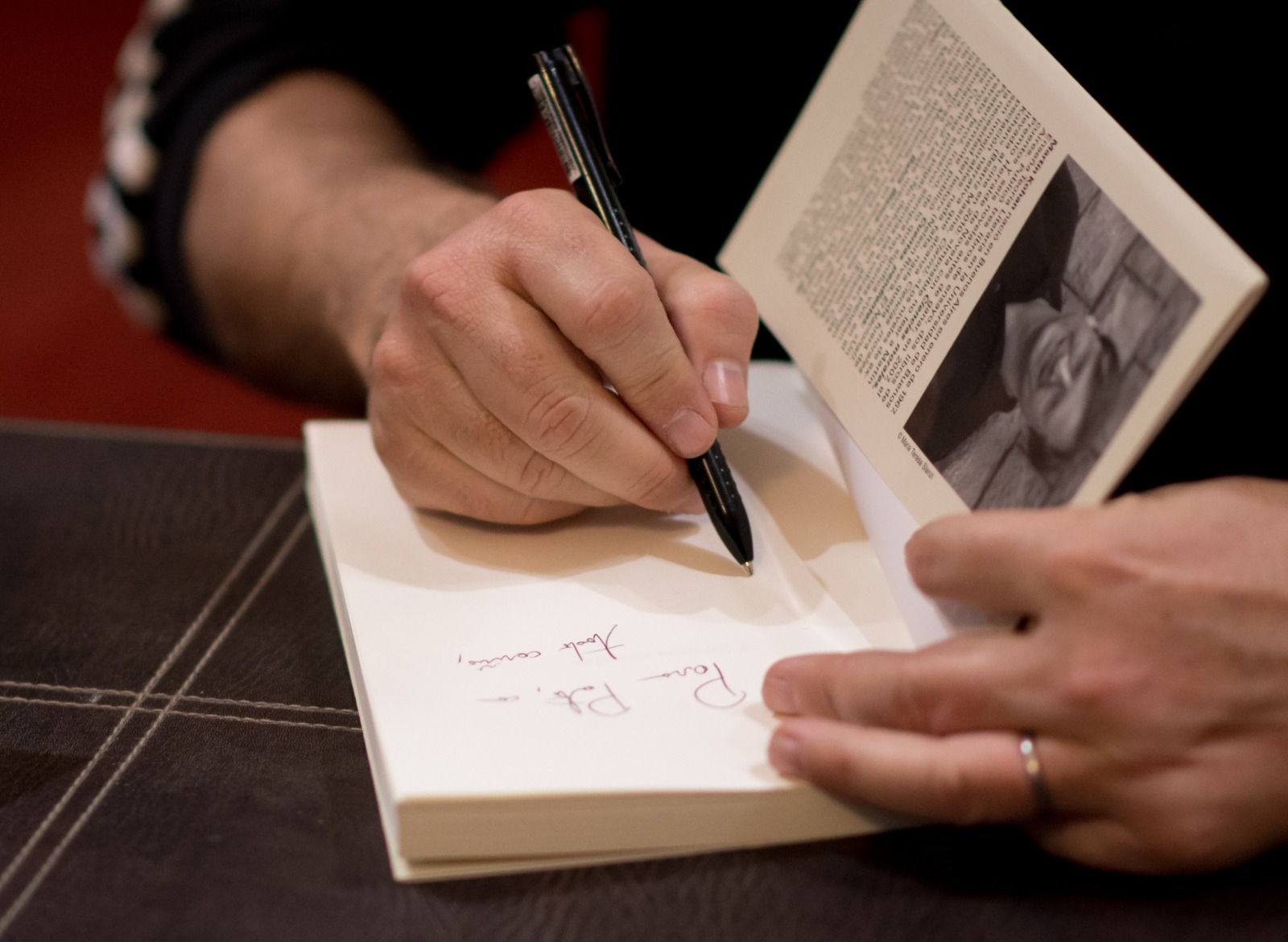 Dedicatoria manuscrita en un libro