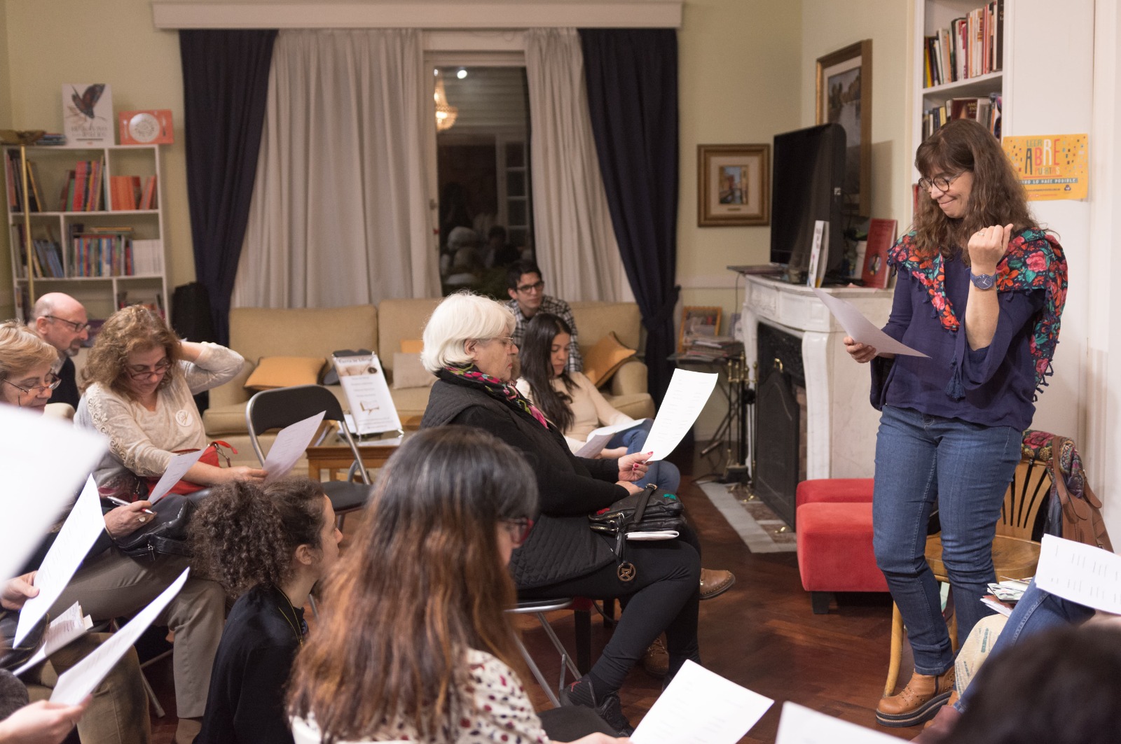 Encuentro de formación de LUL: mediadora y grupo leyendo juntos en un espacio comunitario