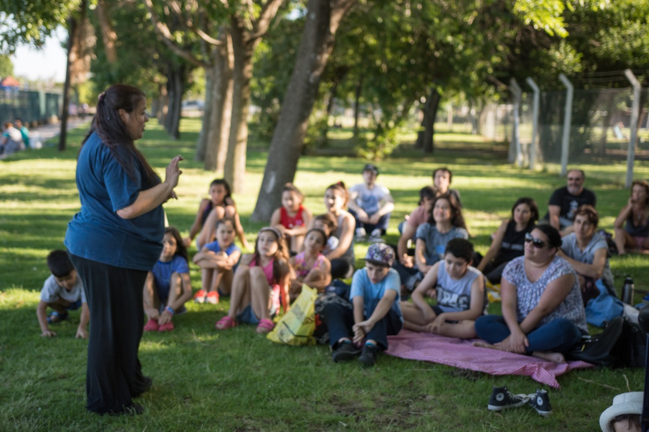Encuentro comunitario de LUL al aire libre con niñas, niños y adultos
